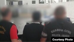 La cubana detenida por la muerte del joven de Arona es conducida a un vehículo de la Guardia Civil.