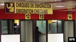 Un hombre chequea sus documentos antes de viajar, en el aeropuerto José Martí de La Habana. EFE/ Alejandro Ernesto