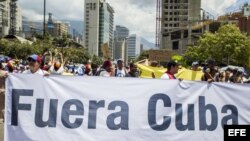 Marcha opositora en Caracas hacia la embajada cubana.