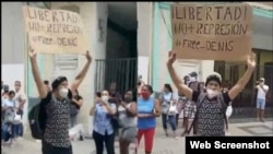 Luis Robles, manifestándose pacíficamente en Centro Habana poco antes de ser arrestado por la policía política.