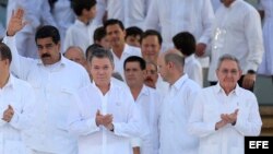 Juan Manuel Santos, Nicolás Maduro y Raúl Castro en la ceremonia de la firma del acuerdo, 26 septiembre de 2016, en la ciudad de Cartagena (Colombia).