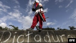 Un manifestante participa en el paro general convocado por la oposición este jueves en Caracas. 