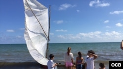 Cubanos llegan a Key Biscayne durante el fin de semana.