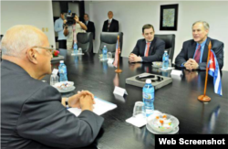 El gobernador de Texas Greg Abbot (primero de der, a izq.) con el vicepresidente cubano Ricardo Cabrisas.