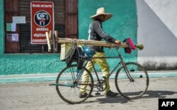 Un hombre camina con su bicicleta por una calle de Santa Clara (Foto: Archivo).