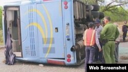 El ómnibus Yutong lleno de pasajeros se volcó en la carretera central, cerca de Ciego de Ávila. (Foto ACN)