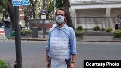 Luis Alberto Mariño Fernández, con su violín, frente a la embajada de Cuba en Argentina.