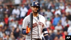 Yuli Gurriel en el 5to juego de la Serie Mundial 2021. (AP Photo/Winslow Townson)