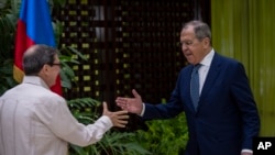 El canciller ruso Sergei Lavrov (der.) viaja a Cuba para "discutir temas actuales de la cooperación bilateral y la agenda global y regional". (AP/Ramon Espinosa, Pool/Archivo)