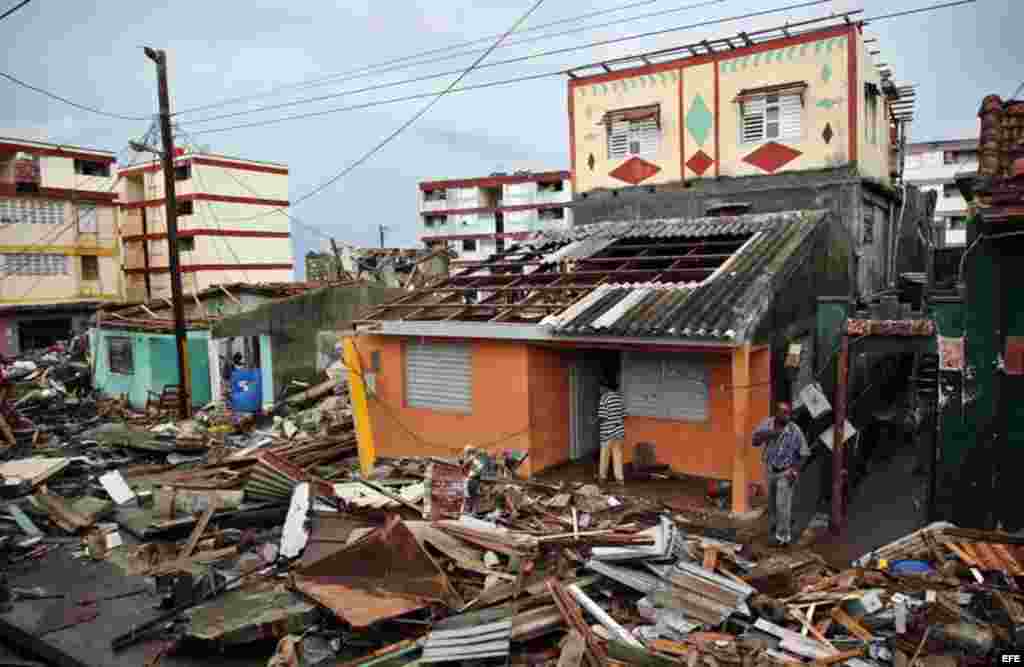 Cubanos se recuperan hoy, miércoles 5 de octubre de 2016, de los destrozos y estragos causados por el paso del huracán Matthew en Baracoa, provincia de Guantánamo (Cuba).