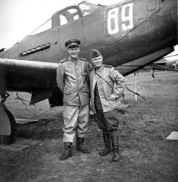 Pilotos de EEUU y la URSS junto a una nave estadounidense.