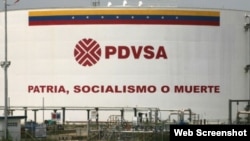 Un cartel en una de las plantas de PDVSA. Los que renuncian temen ser objeto de imputaciones por "traición a la patria". 