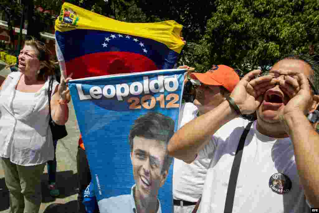 Un grupo de personas grita consignas y sostienen un afiche del líder opositor venezolano Leopoldo López.&nbsp;