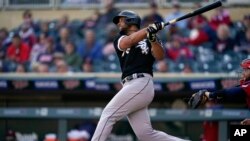 José Abreu bateando un doble el 29 de septiembre de 2022. (AP Photo/Abbie Parr, archivo).