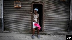 Una anciana vende bolsas de plástico en una calle de La Habana.