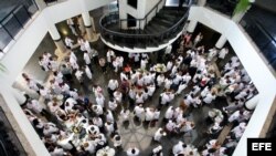 - Vista general del grupo de médicos extranjeros en un entrenamiento en la Universidad de Brasilia para el programa Más Médicos. 