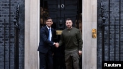 El primer ministro de Reino Unido, Rishi Sunak, y el presidente de Ucrania, Volodymyr Zelenskyy, durante la vista del mandatario ucraniano a Reino Unido, el 8 de febrero de 2023. (Reuters/Henry Nichols).