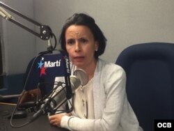 Omara Ruiz Urquiola en los estudios de Radio Martí