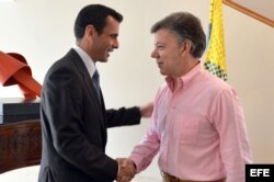 BOGOTÁ (COLOMBIA), 29/05/2013.- Fotografía cedida por Presidencia de Colombia, del mandatario Juan Manuel Santos (d), saludando al excandidato presidencial de Venezuela, Henrique Capriles (i), durante un encuentro en la Casa de Nariño