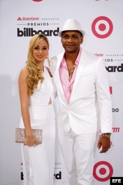 El cantante cubano Descemer Bueno y su novia posan a su llegada para la ceremonia de entrega de los premios Billboard de la Música Latina 2015 en el BankUnited Center de la Universidad de Miami, Florida (30 de abril).