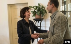 Roberta Jacobson conversa con José Daniel Ferrer.