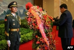 El presidente venezolano Nicolás Maduro deposita una ofrenda floral en el mausoleo de Mao Zedong, en Pekín, el 14 de septiembre de 2018, en una imagen difundida por la presidencia venezolana© Venezuelan Presidency/AFP FRANCISCO BATISTA