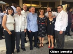 De izq a der: Claudia Joffre de Machín, Gustavo Machín, Anselmo López, esposo de Vidal, el padre de esta Adolfo Vidal, Josefina, Johana Tablada, ex embajadora en Portugal, su esposo Eugenio Martínez, embajador en España, y José R. Cabañas, embajador en EEUU