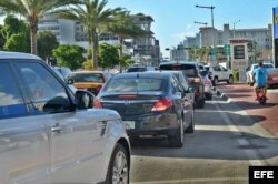 Vista de una larga fila en una gasolinera de la ciudad de Miami Beach (FL. EE.UU) , ante la llegada del huracán Matthew.