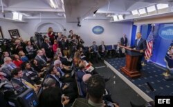 Obama responde a preguntas de los periodistas durante su última conferencia de prensa en la Casa Blanca.