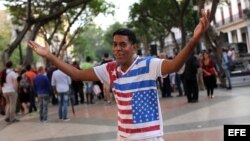 Un hombre posa con una camiseta con las banderas de Cuba y EEUU el 20 de enero de 2016, en el Paseo del Prado de La Habana (Cuba).