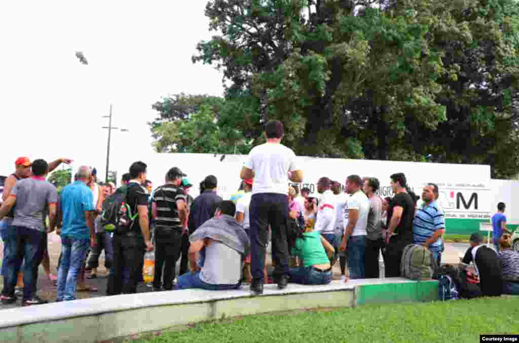 Cubanos en Tapachula. (Cortesía Agencia Quadratín)