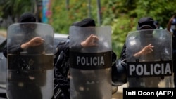 Presencia policial en Nicaragua, frente al hogar de Cristiana Chamorro, una de las candidatas arrestadas antes de las elecciones. (Inti Ocon / AFP)