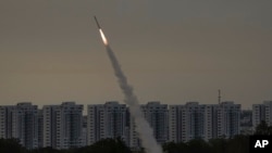 Sistema de defensa de Israel, Iron Dome, lanza proyectil para interceptar cohete disparado desde Gaza contra el país, el 11 de mayo de 2023. (AP Photo/Ariel Schalit, File).