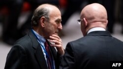 El enviado para Venezuela Elliott Abrams habla con el embajador ruso en ONU, Vasily Nebenzya, durante una sesión del Consejo de Seguridad. 