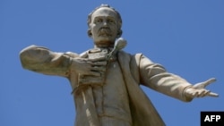 Monumento a José Martí en Ciudad de Guatemala. (Johan Ordoñez/AFP)