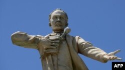 Monumento a José Julián Martí y Pérez en Ciudad de Guatemala. (Johan Ordoñez/AFP)