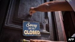 El cartel del "cerrado" en la paladar Nelson's Café en La Habana. (Adalberto Roque / AFP).