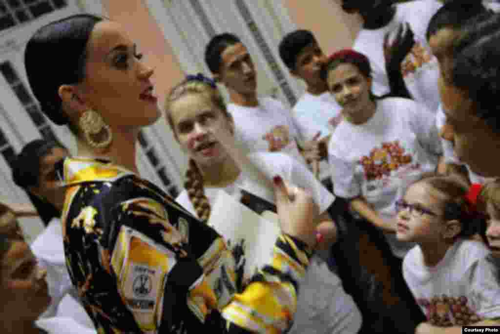 Perry en su visita a la sede de la Compañía Infantil La Colmenita, en el Vedado.