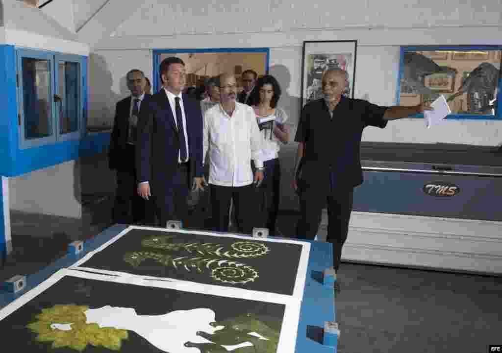 El primer ministro italiano, Matteo Renzi (2ºizda), visita el Instituto Superior de Arte en la Habana. EFE