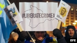 Activistas tártaros protestan en Kiev, Ucrania, en contra de la ocupación rusa de Crimea.