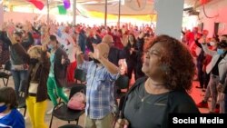 Evangélicos durante un culto en una casa templo en Cuba. (Foto: Facebook)