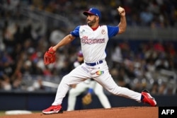 El lanzador dominicano #34 Raúl Valdés lanza la bola durante el partido de béisbol de la Serie del Caribe entre Venezuela y la República Dominicana en el LoanDepot Park en Miami, Florida, el 1 de febrero de 2024. (Foto de CHANDAN KHANNA / AFP)