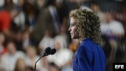 La directora del Comité Nacional Demócrata, Debbie Wasserman Schultz, habla a los delegados el 6 de septiembre de 2012, en la clausura de la convención del partido Demócrata en Charlotte (EEUU). 