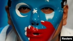 Un uigur musulman chino participa en una manifestación durante la cumbre del G20 en Osaka, Japón, el 28 de junio de 2019. (Reuters/Jorge Silva).