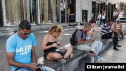 Muy cerca del Malecón: cubanos se conectan al wifi en La Rampa (Havana Times)