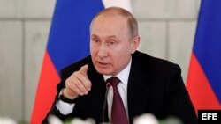 Vladimir Putin en el Centro de Investigaciones Médicas Almazov en San Petersburgo, el 16 de marzo.