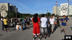 Varias personas se congregaron en la Plaza de la Revolución de La Habana con motivo del performance convocado por la artista Tania Bruguera.