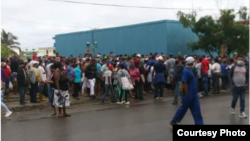 Colas en Guanabo, Habana del Este. (Foto cortesía de María Elena Mir).