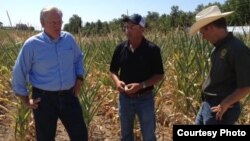 El gobernador de Missouri, Jay Nixon (i), visita una granja del estado afectada por la sequía y el calor en 2012. 