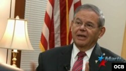 El senador demócrata de New Jersey, Bob Menendez, entrevistado por el periodista de Tv Martí, Tomás Regalado Jr.